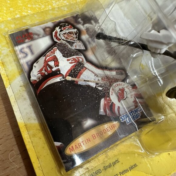 MARTIN BRODEUR - New Jersey Devils - Starting Lineup NHL SLU 1997 Figure & Card - Picture 4 of 4